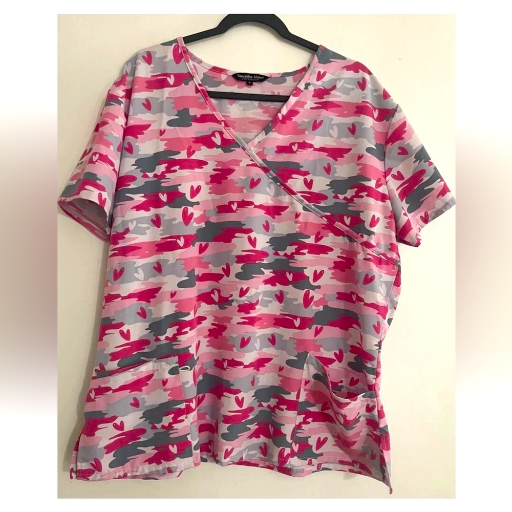 Samantha Mara Scrubs TOP ONLY- Pink Camouflage & Hearts- Pockets, Pen holder- 1X
